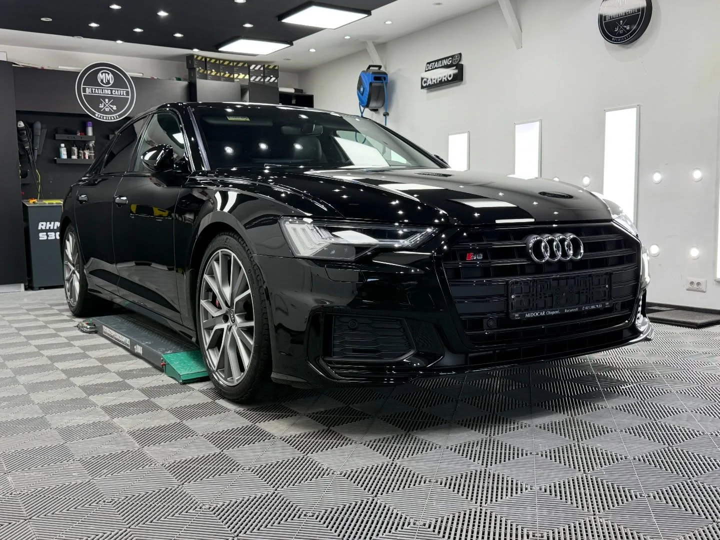 Audi S6 fotografiat în atelier după lucrare