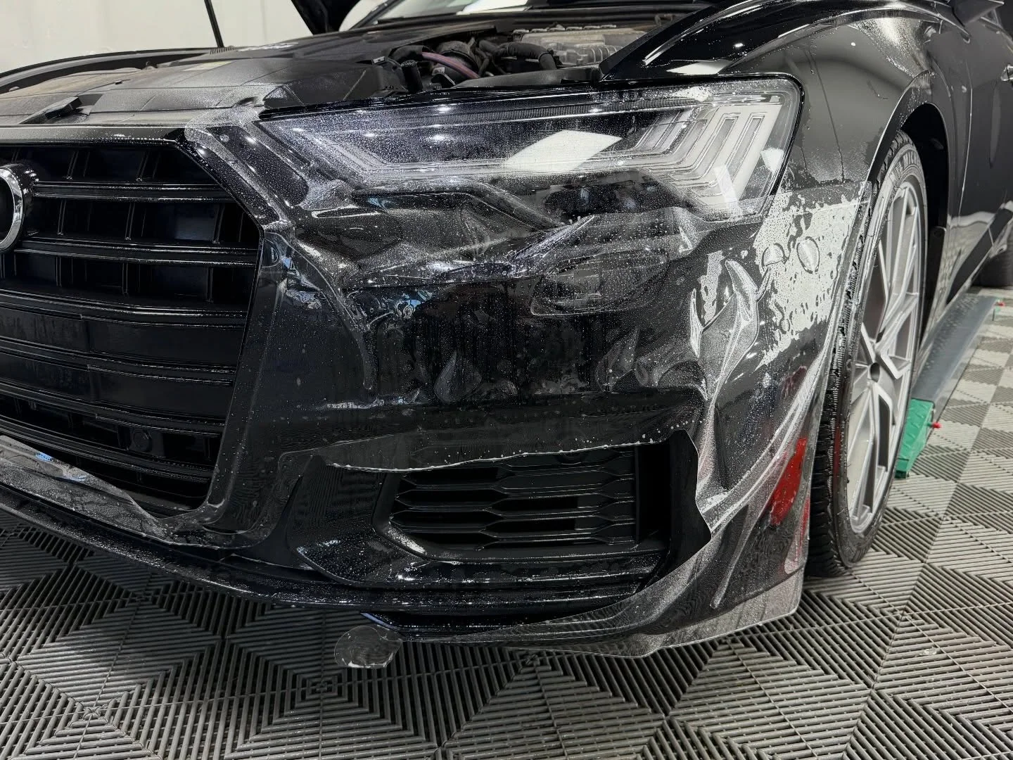 Bara față Audi S6 în timpul aplicării foliei