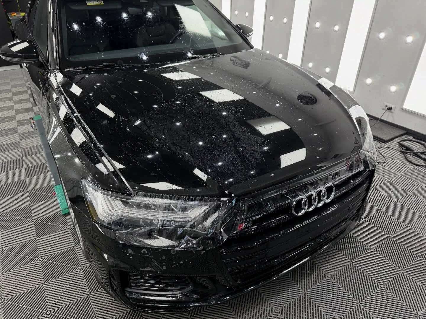Audi S6 negru cu capota protejată cu PPF