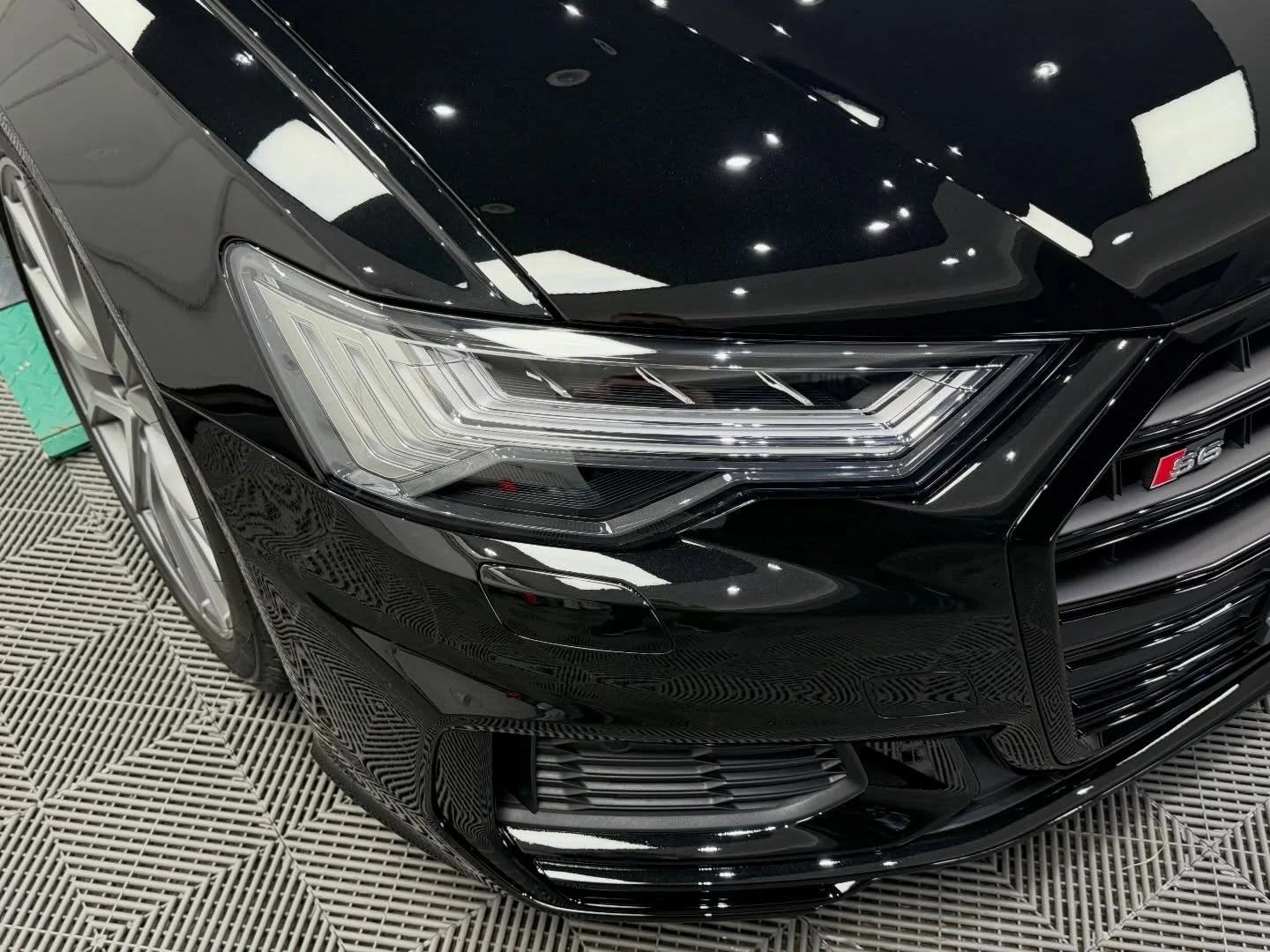 Detaliu cu farul Audi S6 după montajul PPF