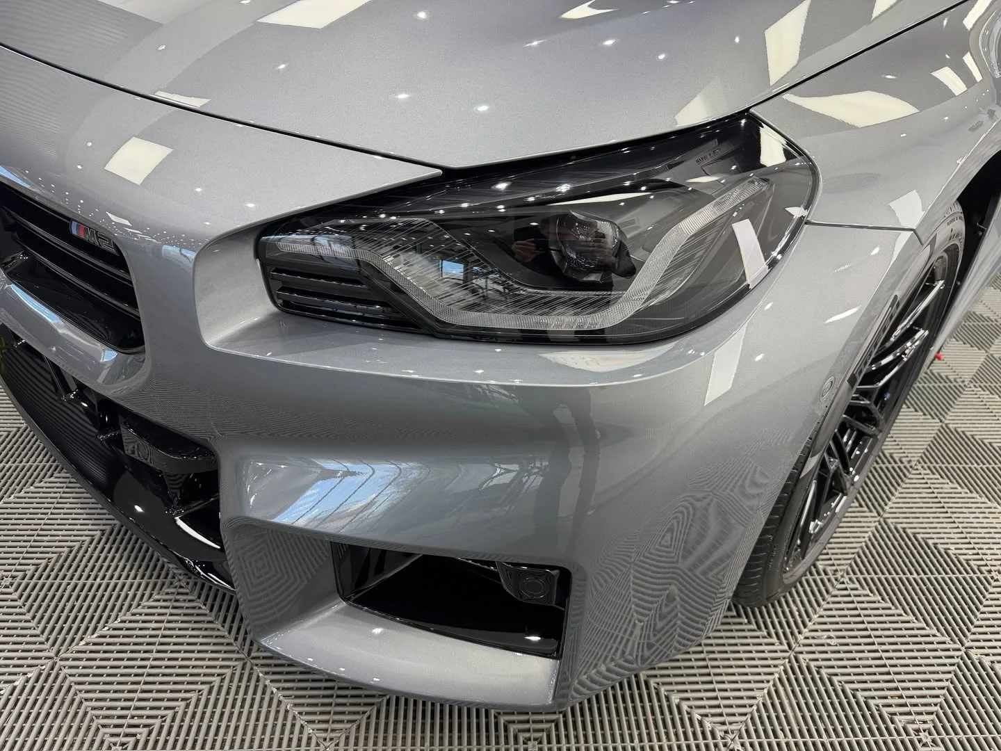 Farul și bara față BMW M2 după aplicarea PPF