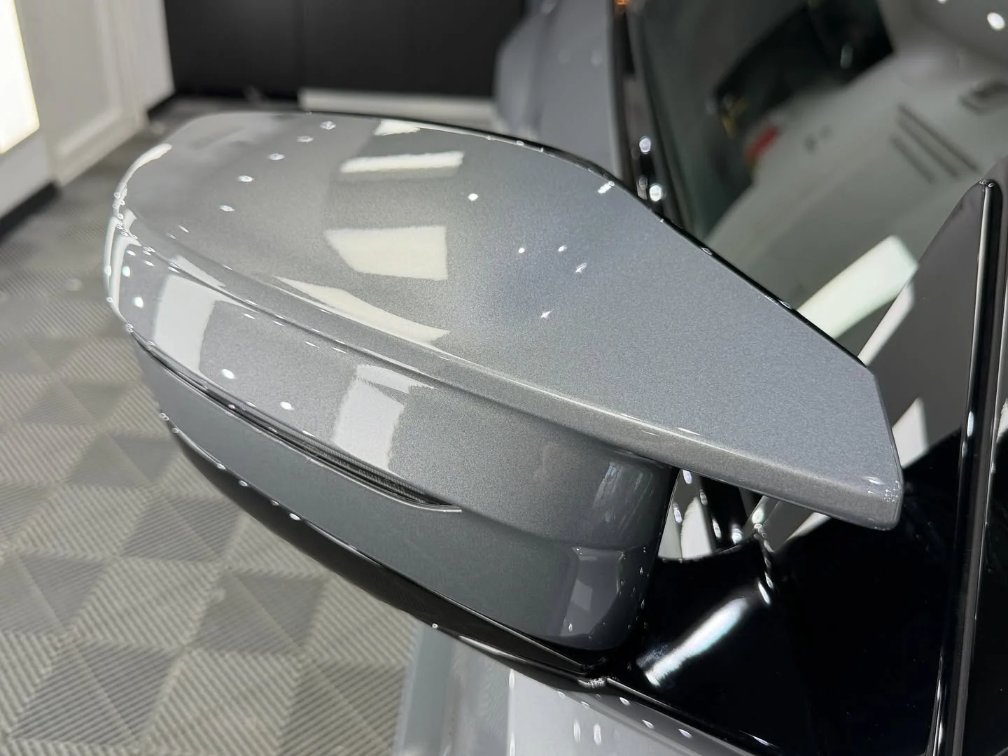 Oglinda BMW M2 fotografiată în atelier