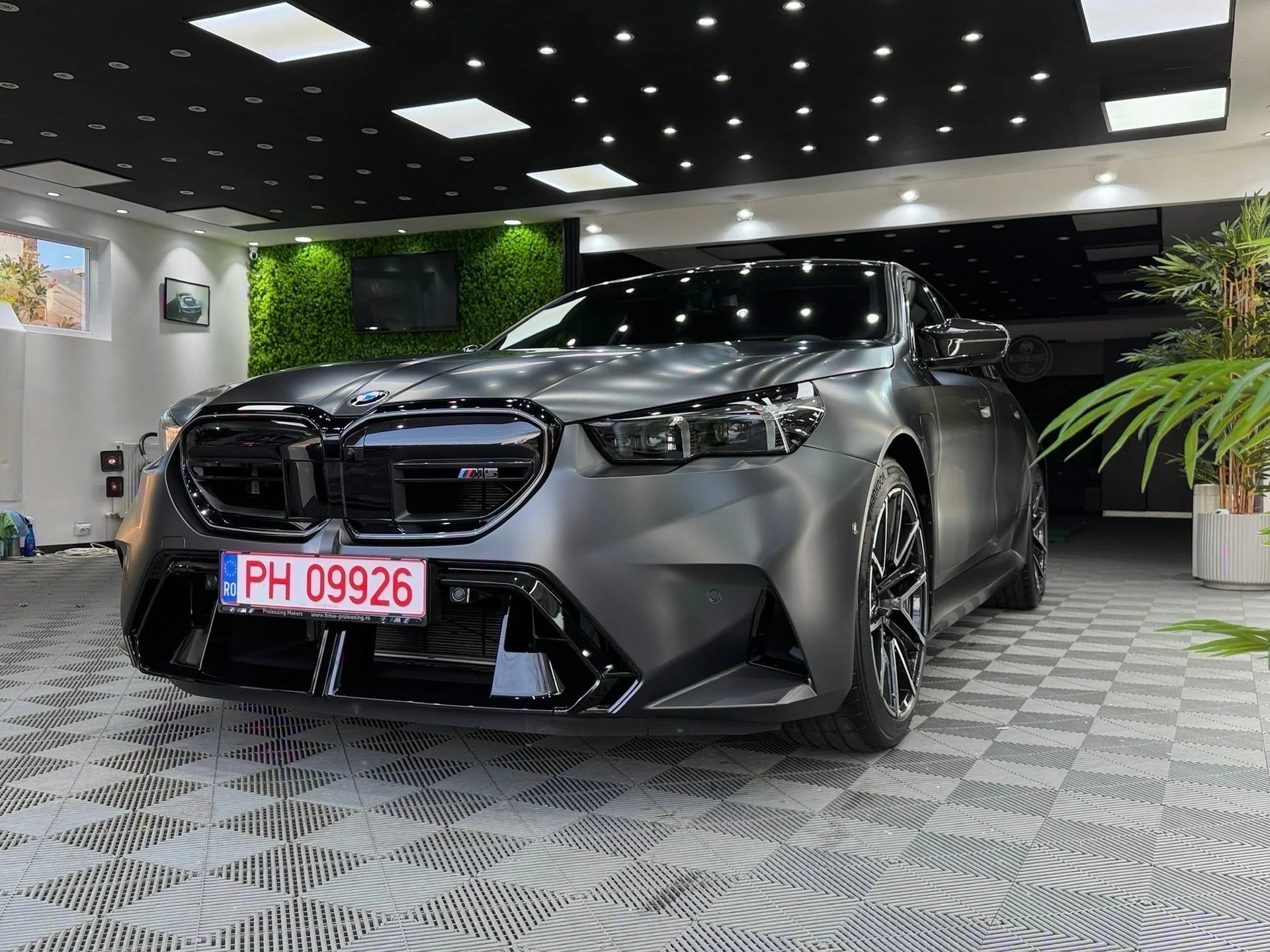 BMW M5 G90 cu finisaj satinat în atelier