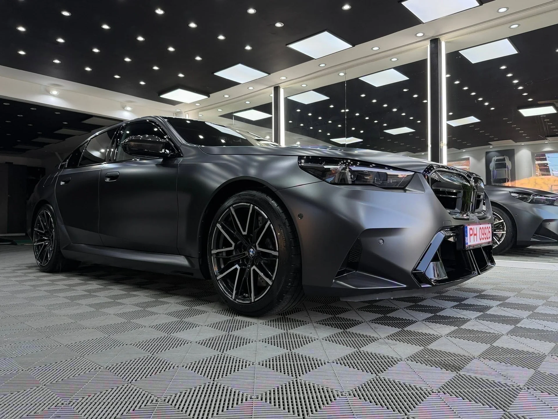 BMW M5 G90 satinat văzut din lateral