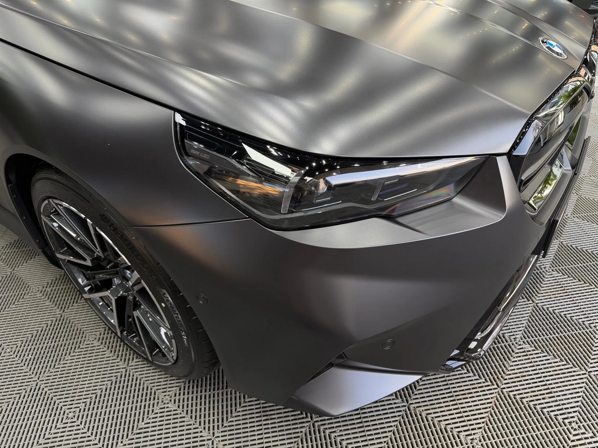 Detaliu cu farul și aripa BMW M5 G90