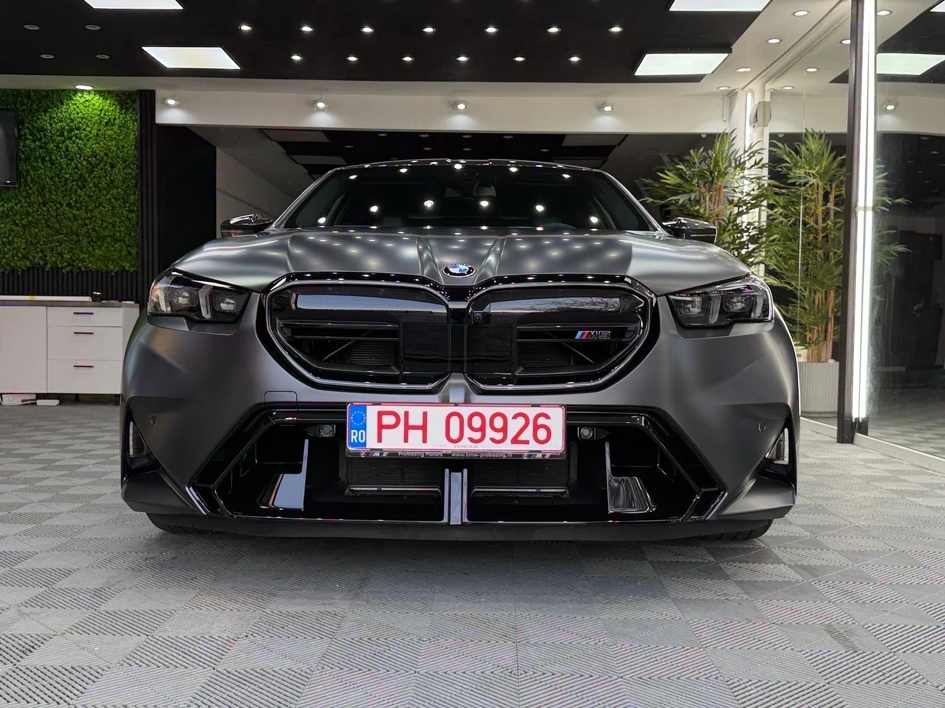 BMW M5 G90 fotografiat frontal în atelier