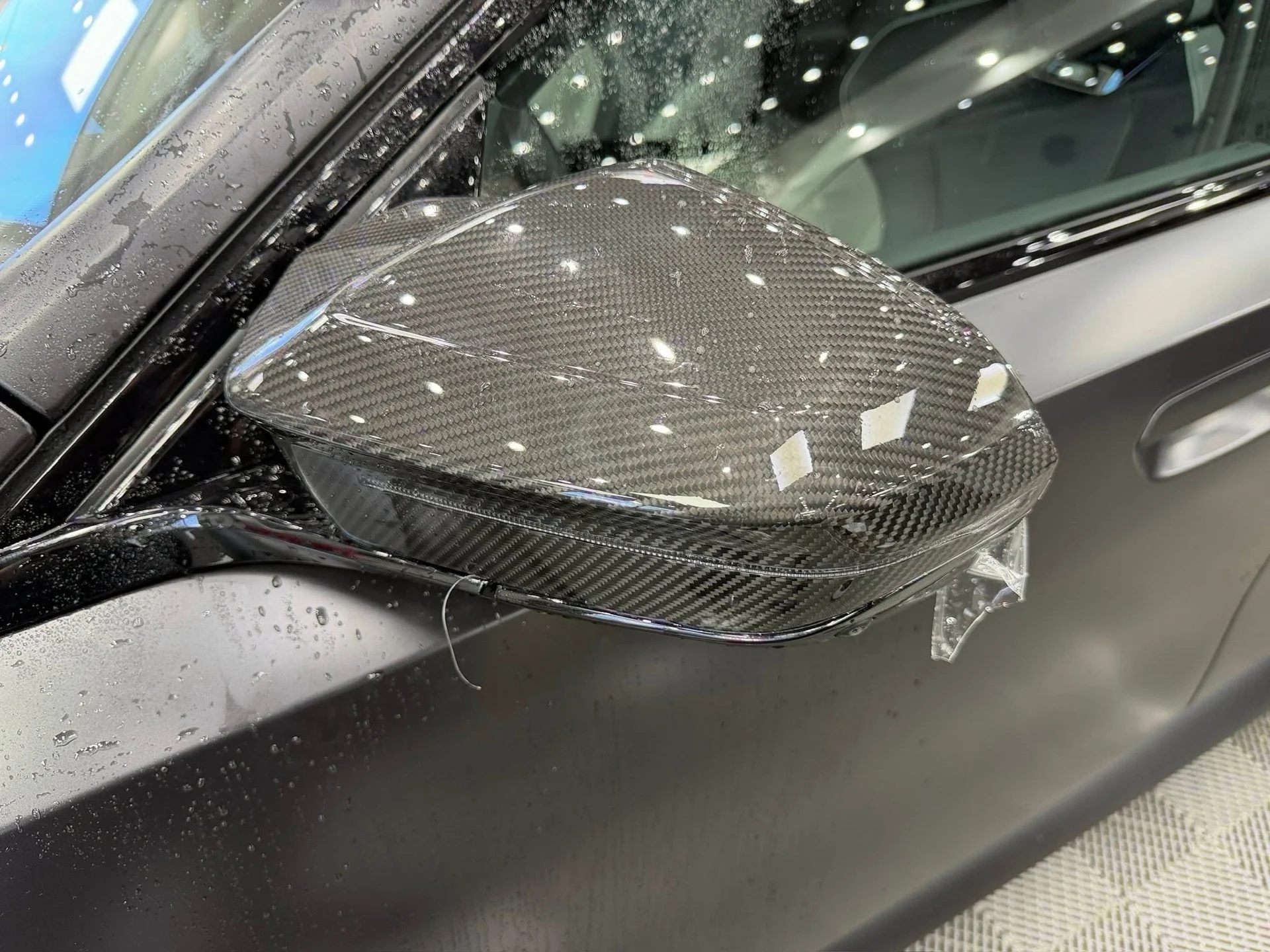 Aplicarea foliei pe oglinda din carbon a BMW-ului M5 G90