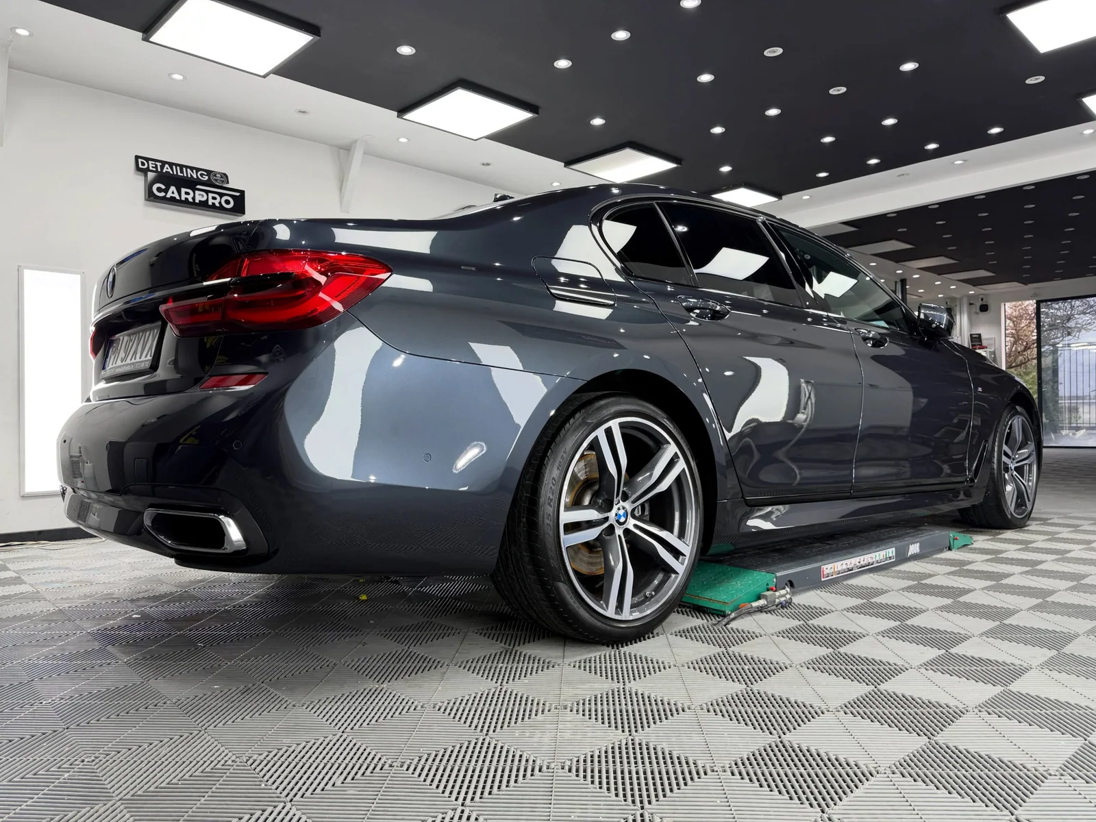 BMW Seria 7 gri văzut din lateral în atelierul Detailing Caffe