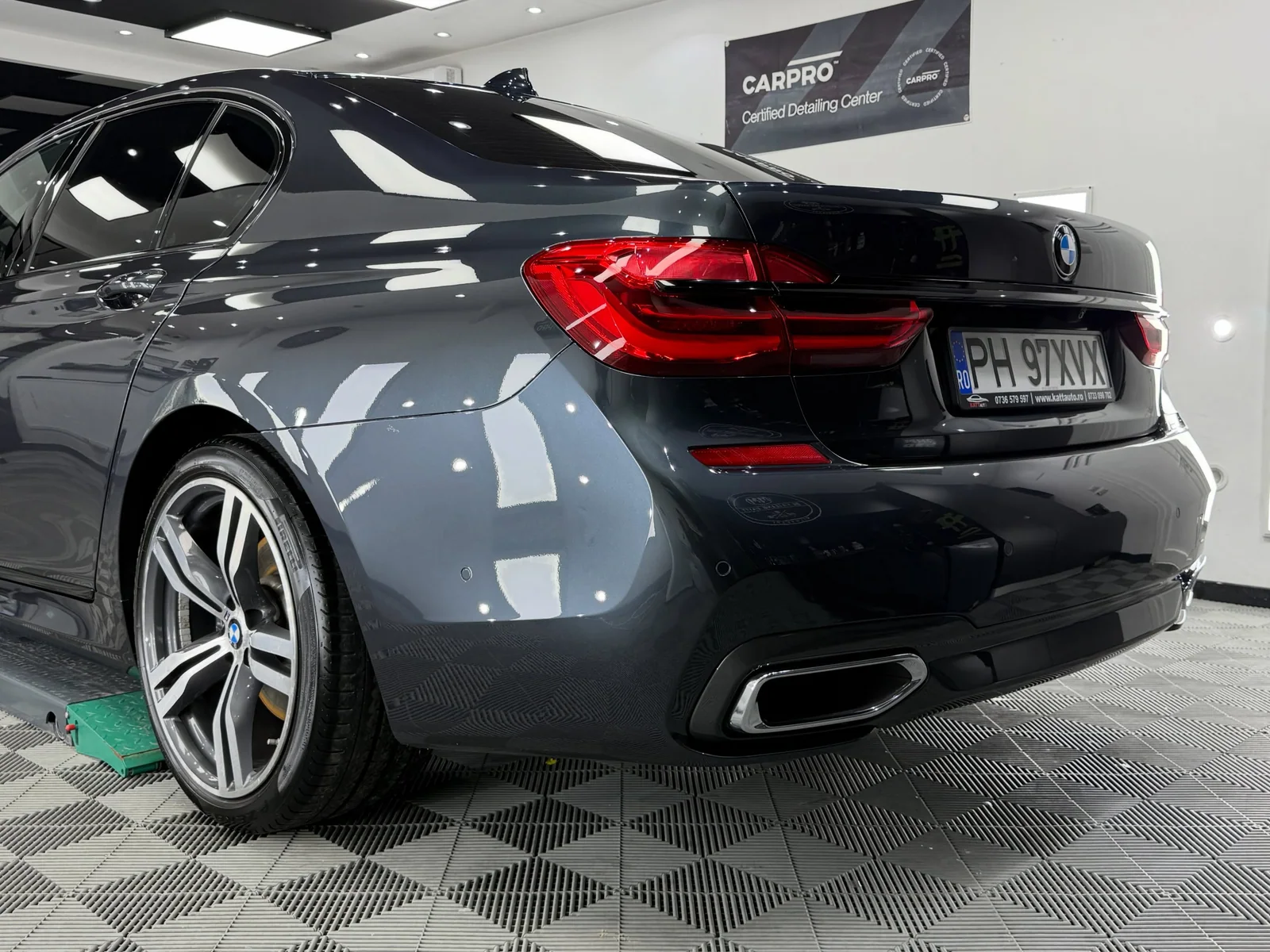 Detaliu cu partea din spate a BMW-ului Seria 7