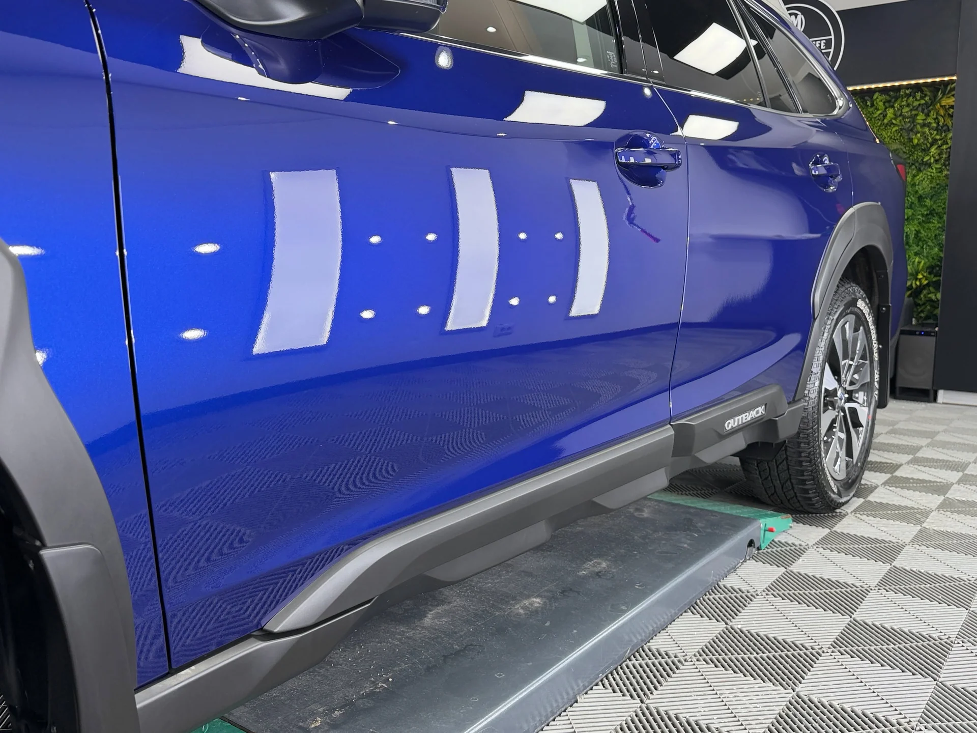 Portierele și pragul Subaru-ului Outback protejate cu PPF