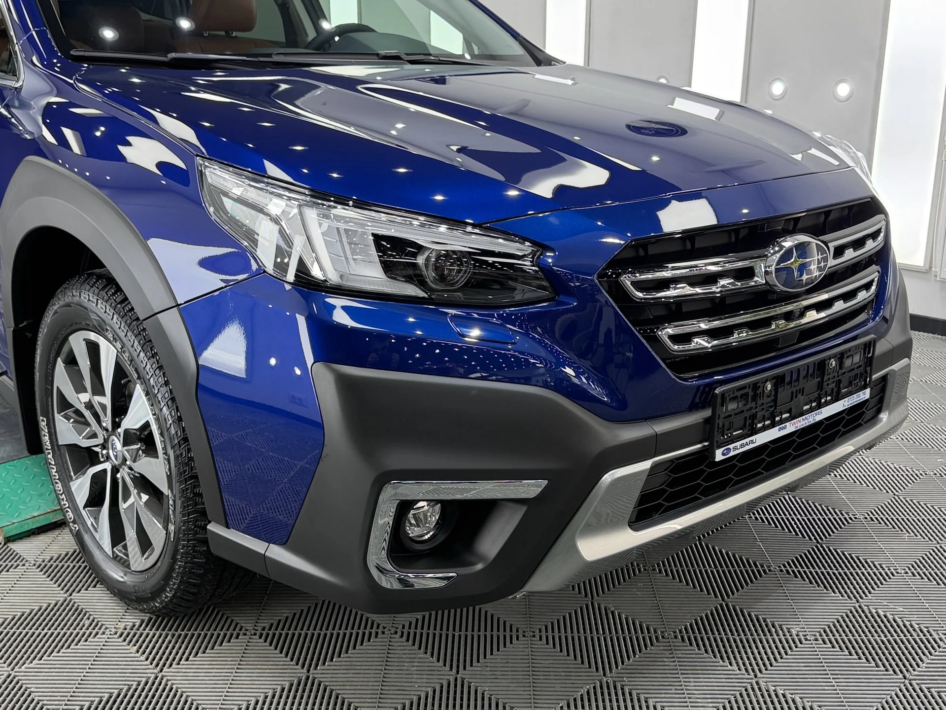 Partea frontală a Subaru-ului Outback albastru