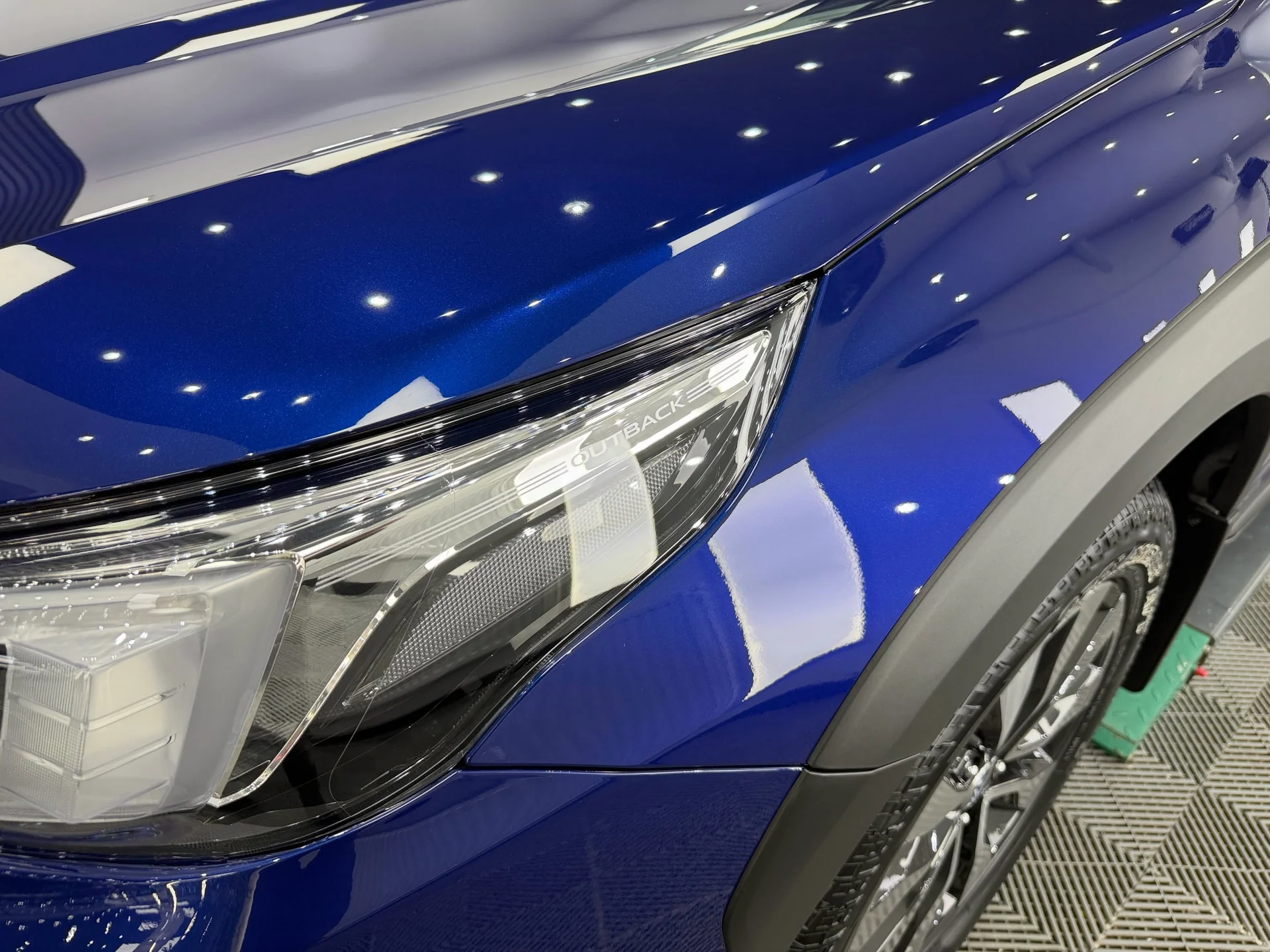 Detaliu cu farul și aripa față Subaru Outback