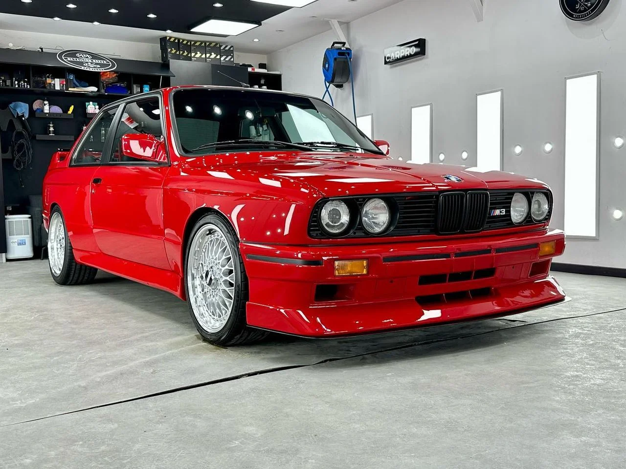 BMW roșu fotografiat după o lucrare de detailing în atelierul Detailing Caffe
