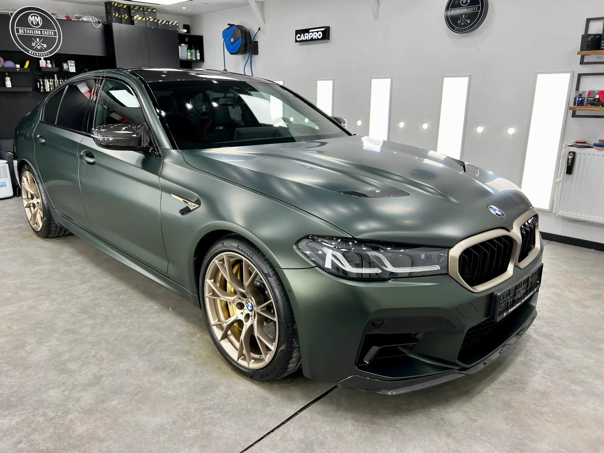 BMW verde cu folie prezentat în atelierul Detailing Caffe din Ploiești