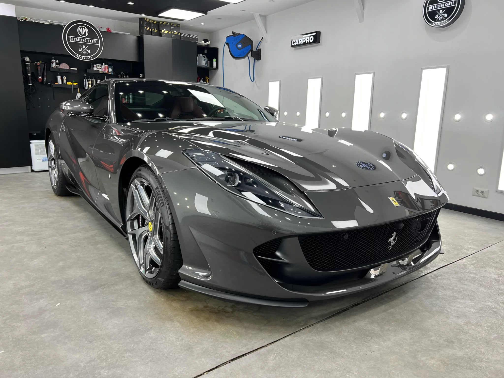 Ferrari gri prezentat în atelier după detailing exterior