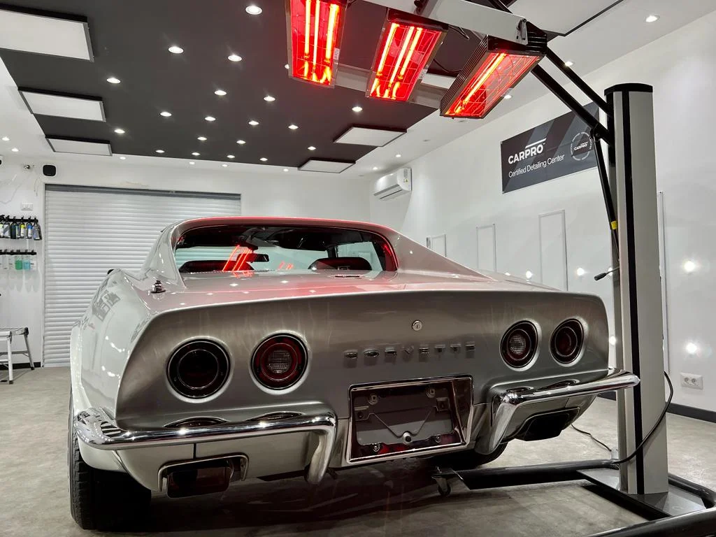 Automobil clasic fotografiat în atelierul Detailing Caffe