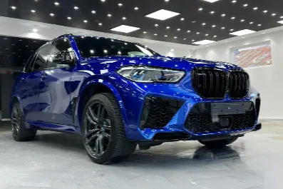 BMW albastru fotografiat în atelierul Detailing Caffe