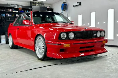 BMW roșu fotografiat în atelierul Detailing Caffe