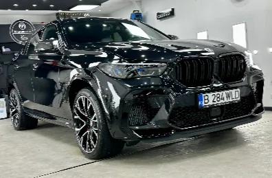 BMW SUV negru fotografiat în atelier