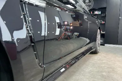 Reflexii pe portiera unui automobil în timpul lucrării la lac