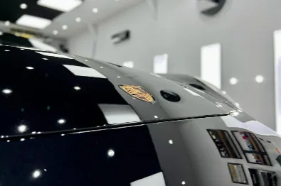Detaliu al caroseriei unui Porsche în atelier