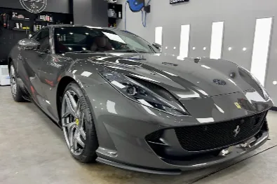 Ferrari gri fotografiat în atelierul Detailing Caffe