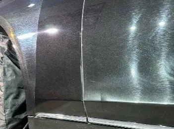 Suprafața caroseriei inspectată sub lumină