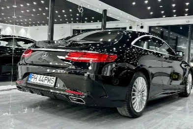Mercedes coupé negru văzut din spate în atelier