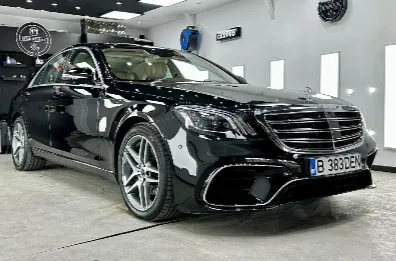 Mercedes negru văzut din față în atelierul de detailing