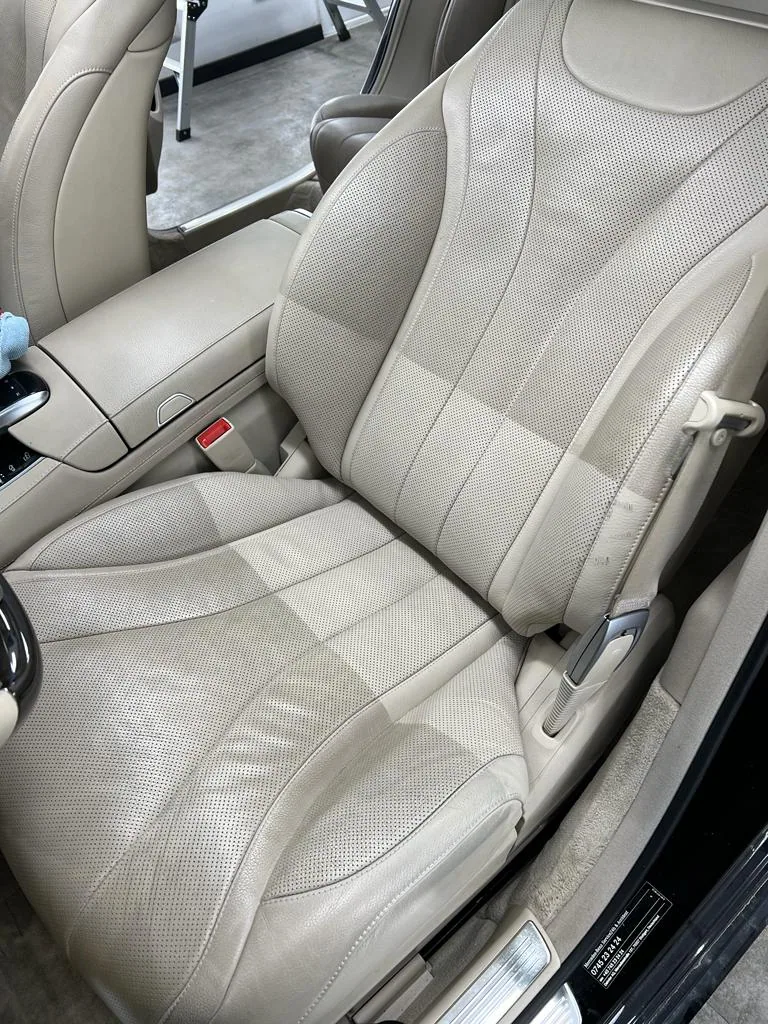 Scaun auto deschis la culoare, în timpul lucrării de detailing interior