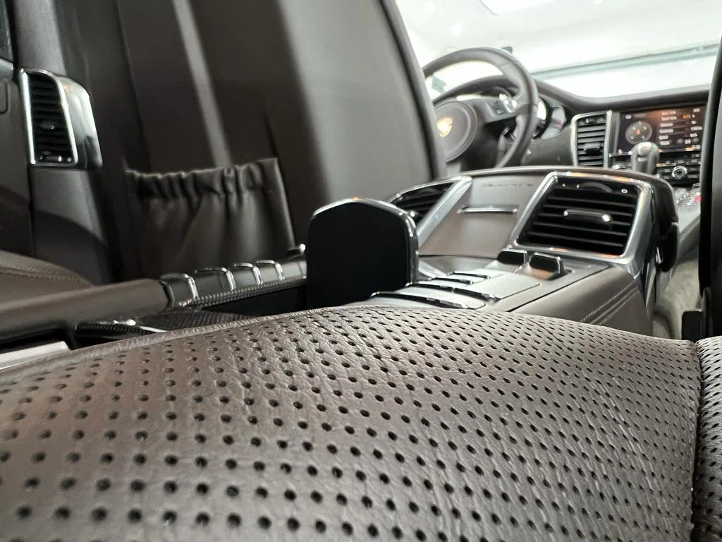 Scaun perforat și consola centrală într-un interior auto fotografiat în atelier