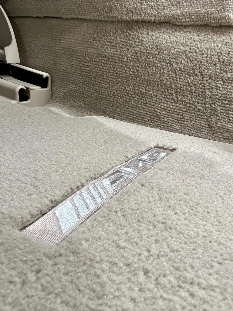 Detaliu de mochetă auto deschisă la culoare