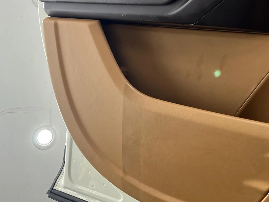 Detaliu al feței de ușă din interiorul unui automobil