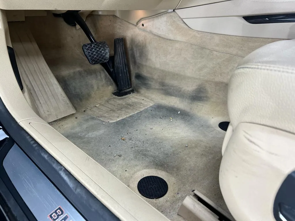 Scaun auto deschis la culoare văzut de sus