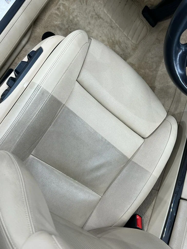 Comparație înainte și după curățarea unui scaun auto deschis la culoare