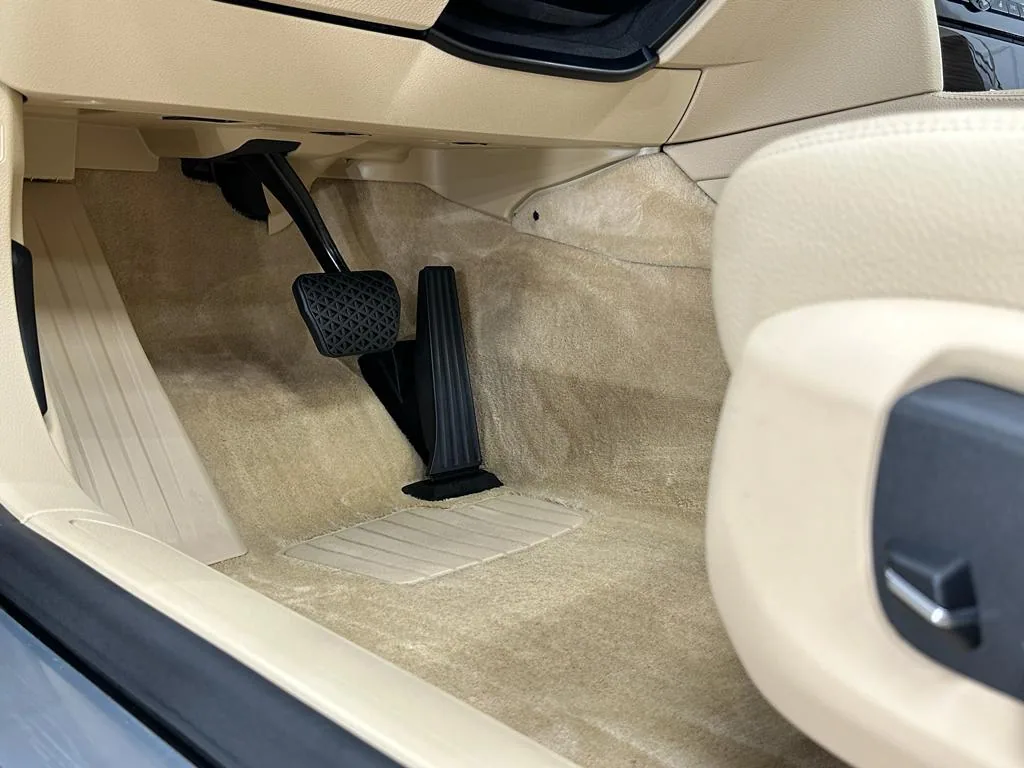 Mochetă auto curată în zona pedalelor