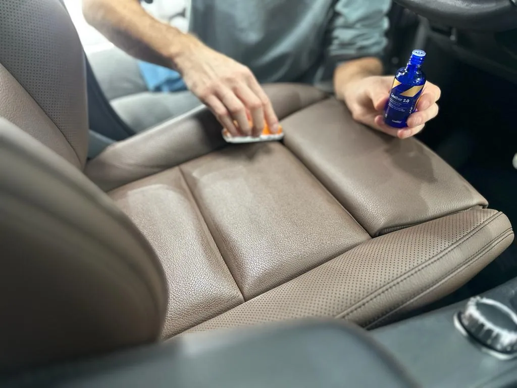 Mochetă auto în zona pedalelor înainte de curățare
