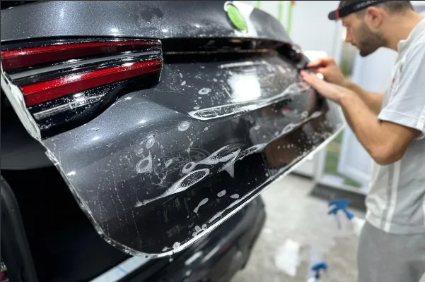 Montaj de folie de protecție pe capacul portbagajului unui BMW