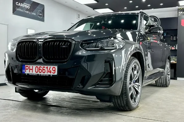 BMW SUV gri fotografiat în atelier