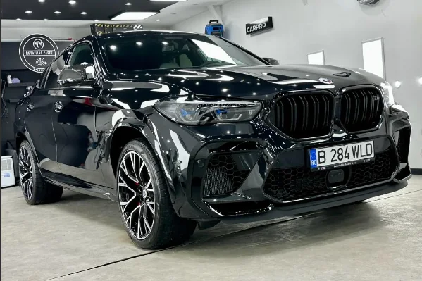 BMW SUV negru fotografiat în atelier