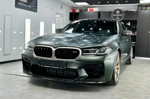 BMW verde fotografiat în atelierul de detailing