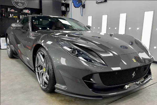 Ferrari gri fotografiat în atelierul Detailing Caffe