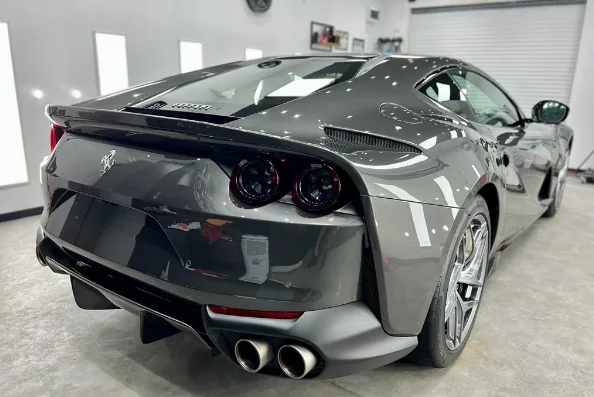 Ferrari gri văzut din spate în atelierul Detailing Caffe