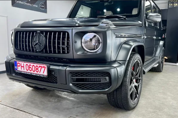 Mercedes Clasa G gri fotografiat în atelier